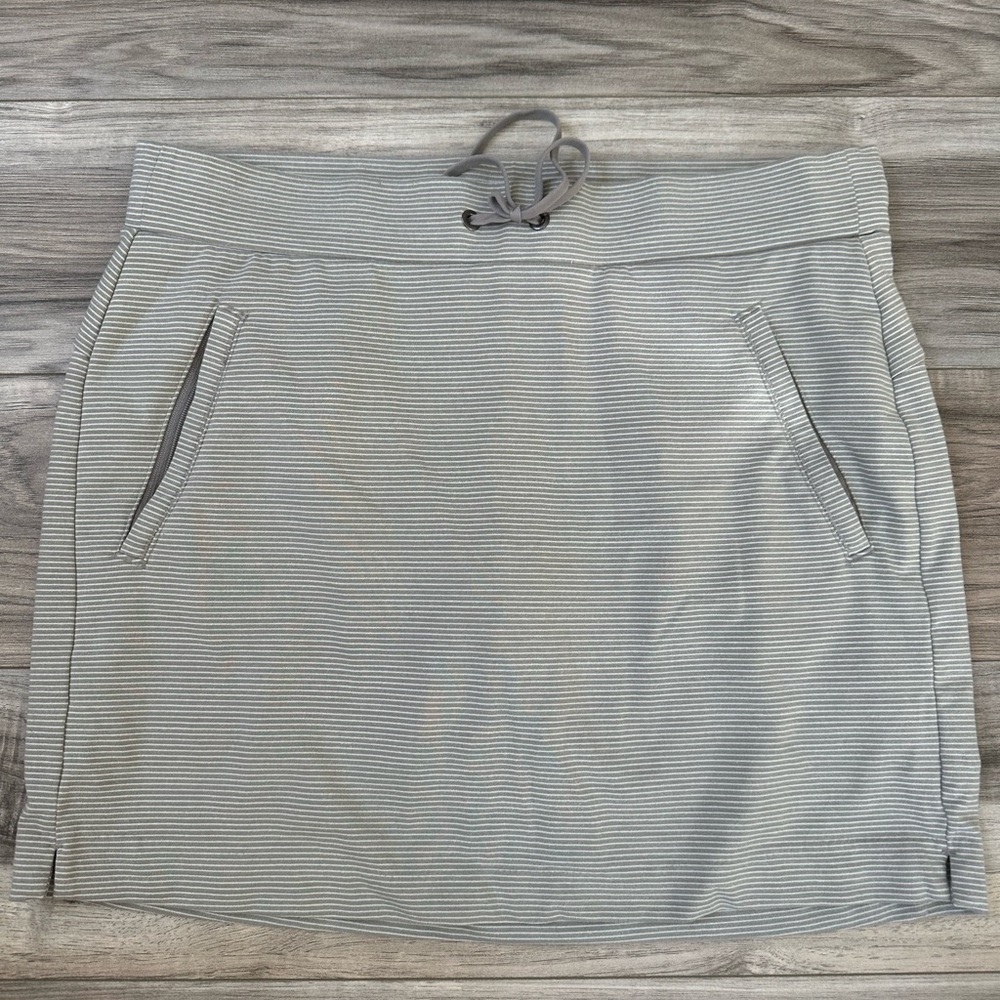 Athleta Modern Metwo Skort Light Gray Striped Skirt Pockets Biker Shorts Size S